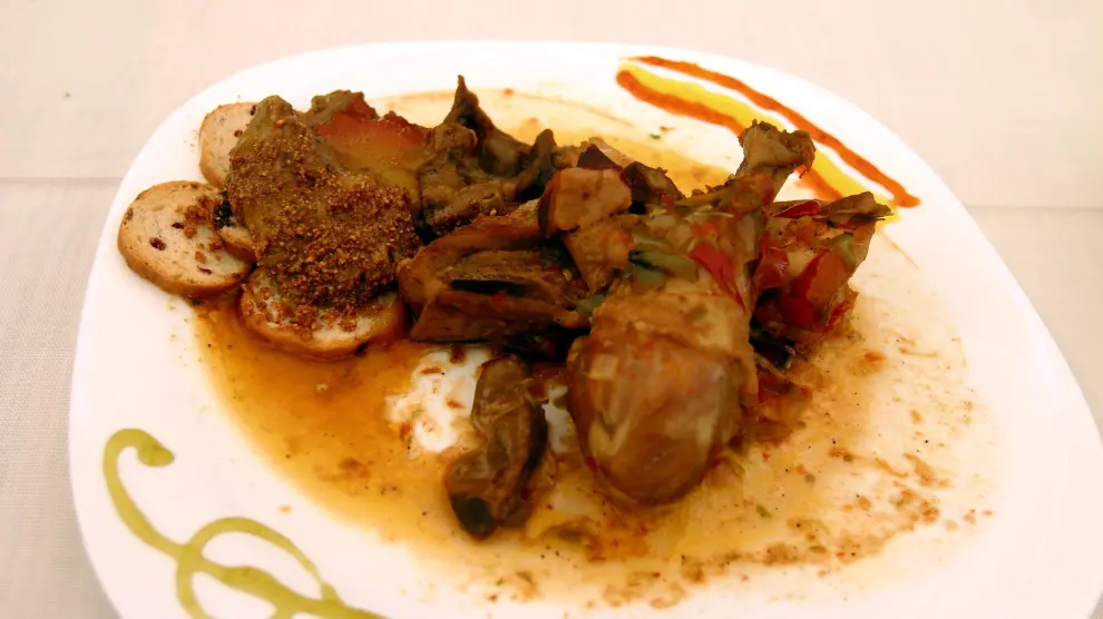 El pollo al chilindrón es uno de los platos típicos de la cocina laurentina.