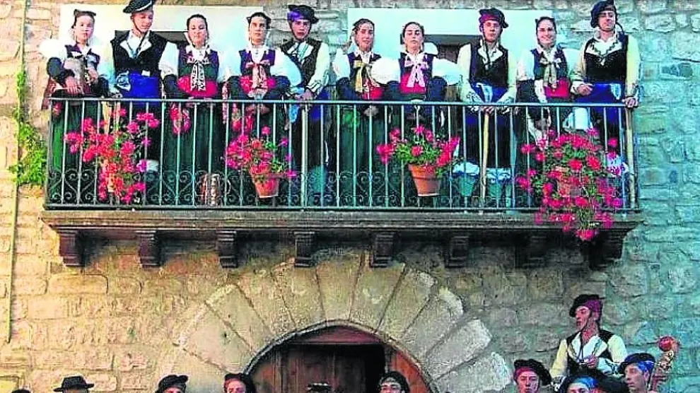 El grupo La Val d’Echo, emblema cultural de la villa, actuará el día 15 en la plaza Conde Xiquena.
