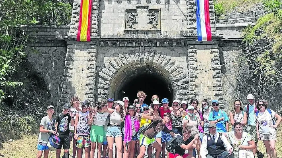 Los jóvenes jacetanos y franceses, durante la visita que realizaron a Canfranc.