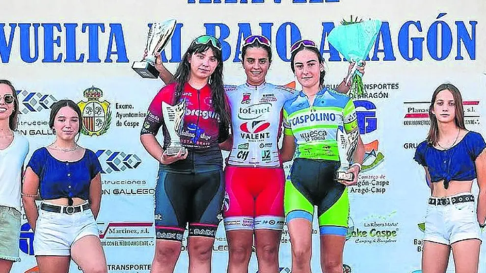 Bardají, a la derecha, en el podio de la Vuelta al Bajo Aragón Cadete.