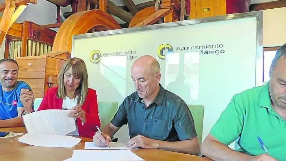 Carlos Allué, Berta Fernández, Fernando Sancho y Miguel Paradís, en la firma del convenio
