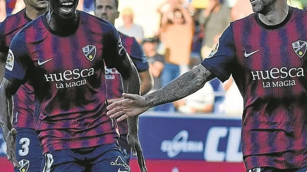 El Alcoraz estalla de alegría con el gol de Marc Mateu en el último partido contra el Ibiza.
