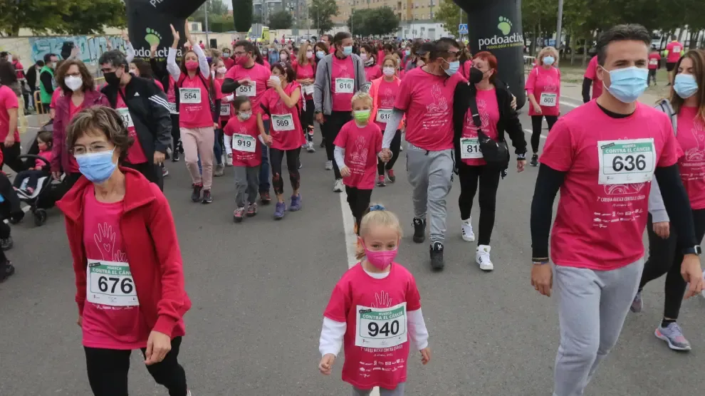 Participantes de la pasada edición de la carrera solidaria de Huesca contra el cáncer, en octubre de 2021.