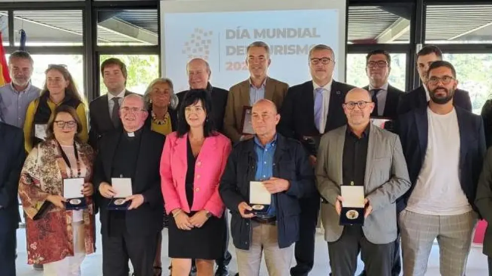 Foto de familia de premiados y autoridades, este martes en Ligüerre de Cinca.