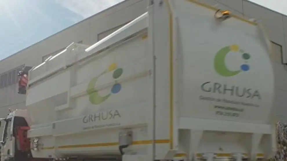 Camión de Grhusa entrando a una de las plantas de reciclaje de la empresa.