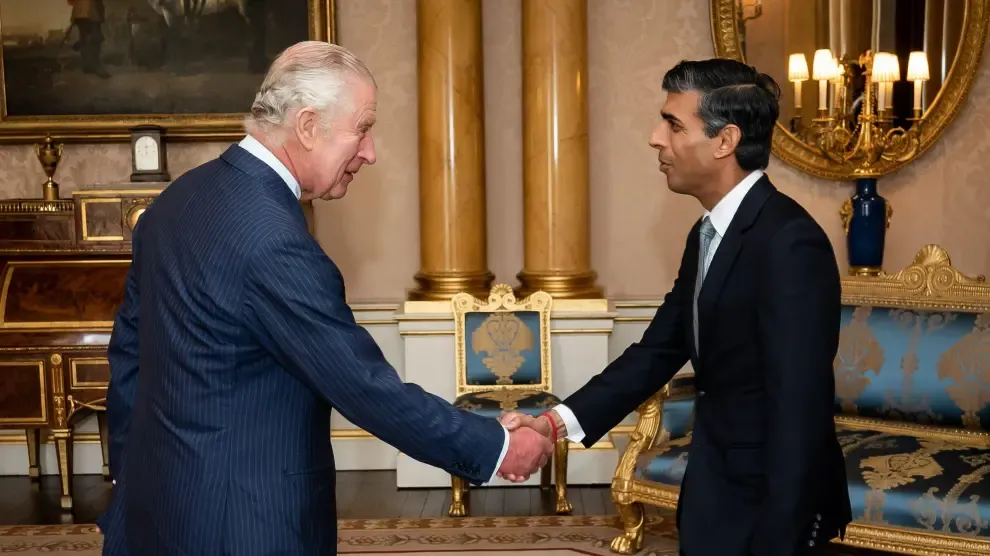 El rey Carlos III recibe al nuevo primer ministro.