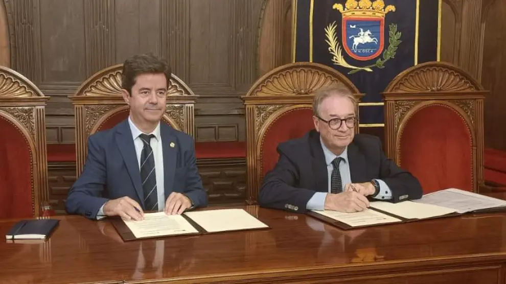 Luis Felipe, alcalde de Huesca y Marc Simón, subdirector general de la Fundación 'la Caixa'