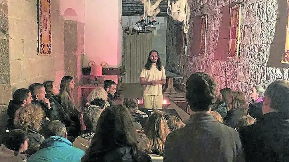 Mariano Lavida en su sesión de cartomagia y espiritismo en el Fuerte de Rapián, en Jaca.
