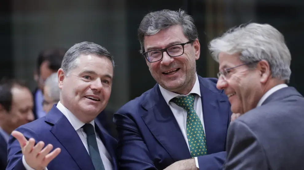 Gentiloni, a la izquierda, con el ministro italiano Giancarlo Giorgetti y el irlandés Paschal Donohoe.