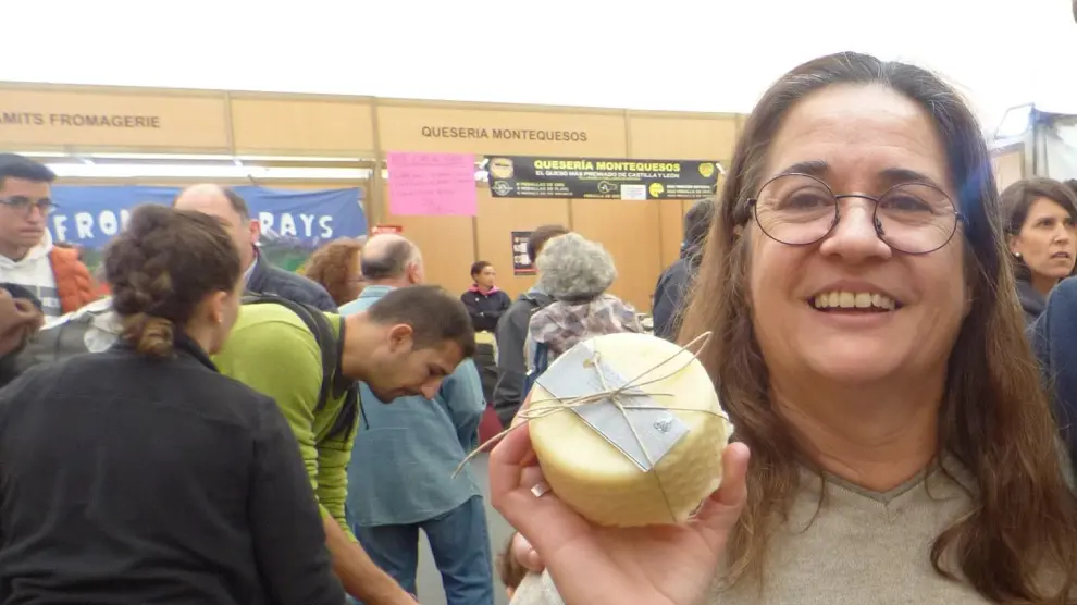 Elena Uzcategui muestra uno de sus quesos en la pasada edición de la Feria de Otoño de Biescas.