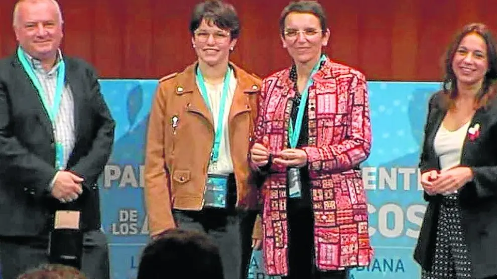 Pilar Fumanal, tercera por la izquierda, en el acto de entrega del premio.