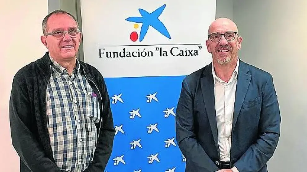 Francisco Ratia, director de Aspace Huesca, y Javier Muñoz, de CaixBank, firmaron el convenio.