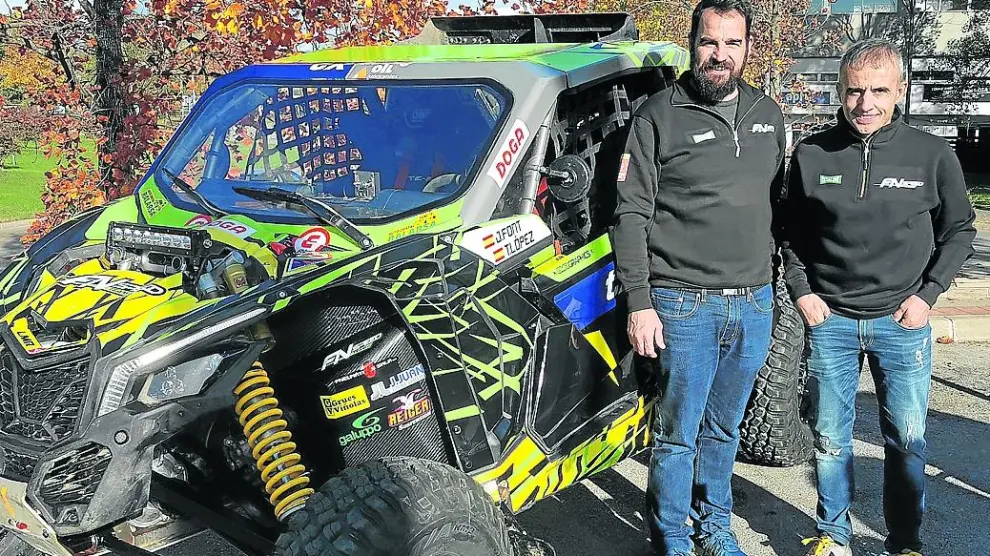 Themis López y Joan Font, junto al vehículo con el que disputarán el Dakar entre diciembre y enero.