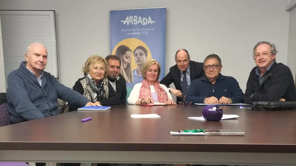 La Junta de la Asociación Aragonesa de Familiares de Pacientes de TCA (Arbada).