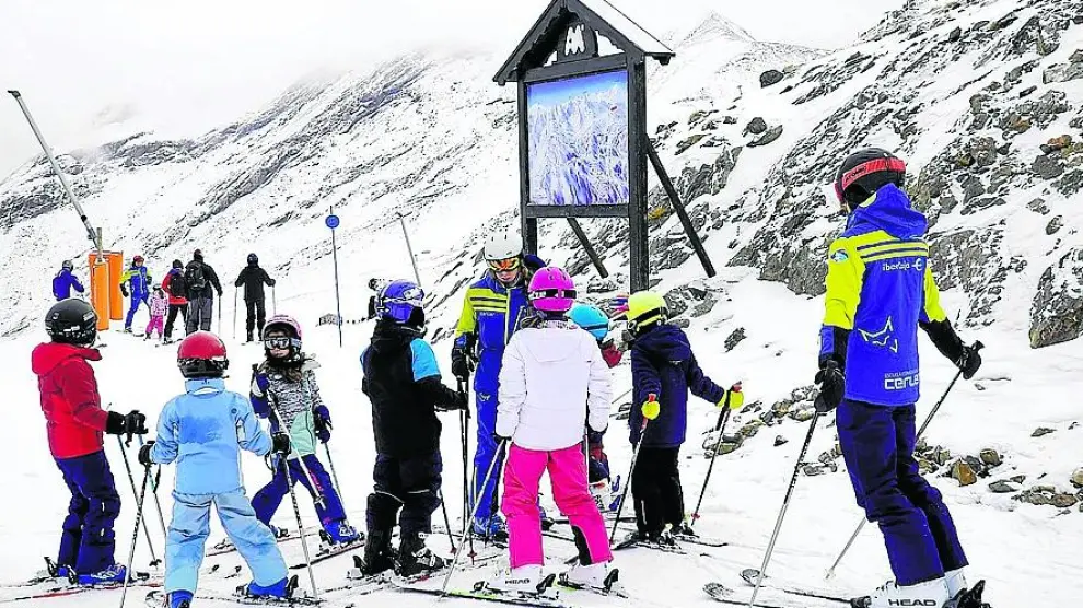 La escuela de esquí de la estación de Cerler recibió este jueves a los pequeños esquiadores.