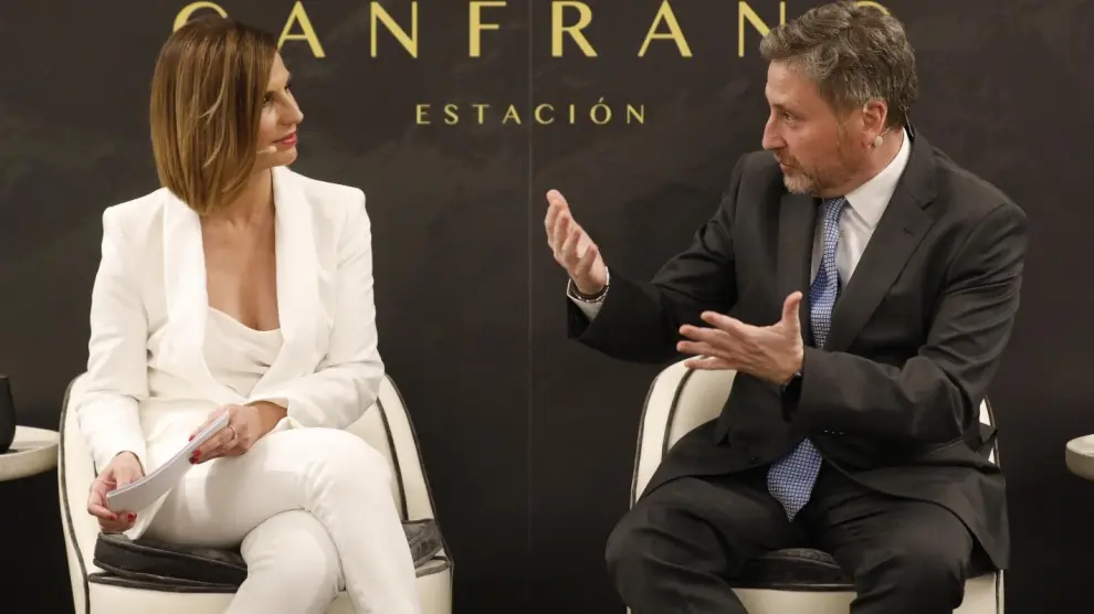 El consejero José Luis Soro explica a la periodista Miriam Sánchez los avances en la reapertura de la línea del Canfranc.
