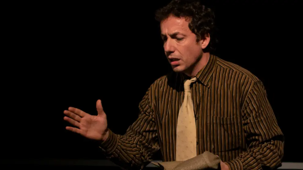 Vito Sanz interpreta al detective en la obra.