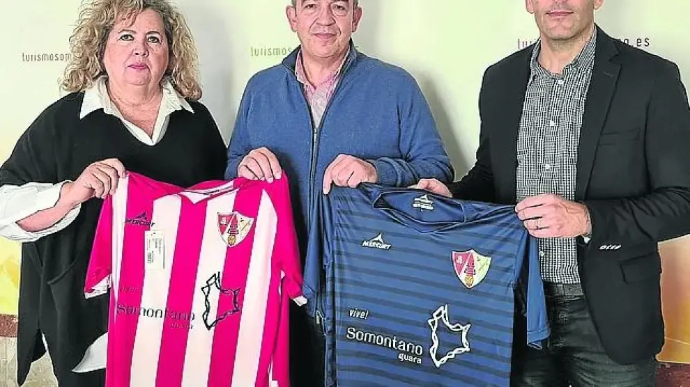 Morera, Torres y Gracia muestran las camisetas que portará el equipo en 2023, con el logo de GuaraSomontano.
