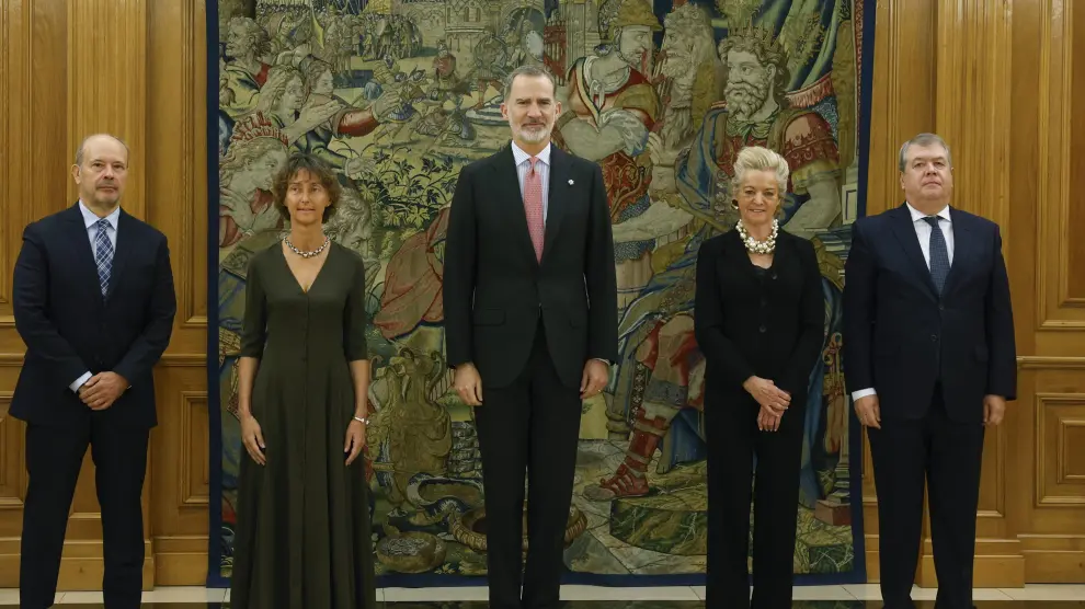 Los cuatro nuevos magistrados del Tribunal Constitucional junto al Rey Felipe VI tras prometer su cargo.