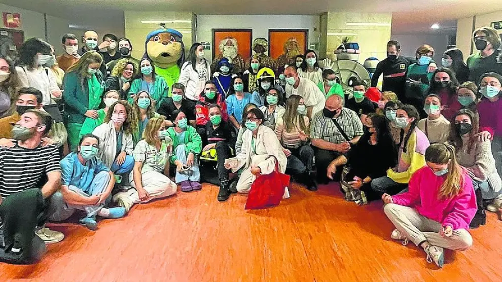 Los Magos posan junto a niños hospitalizados en el Infantil de Zaragoza, familias y personal del centro.