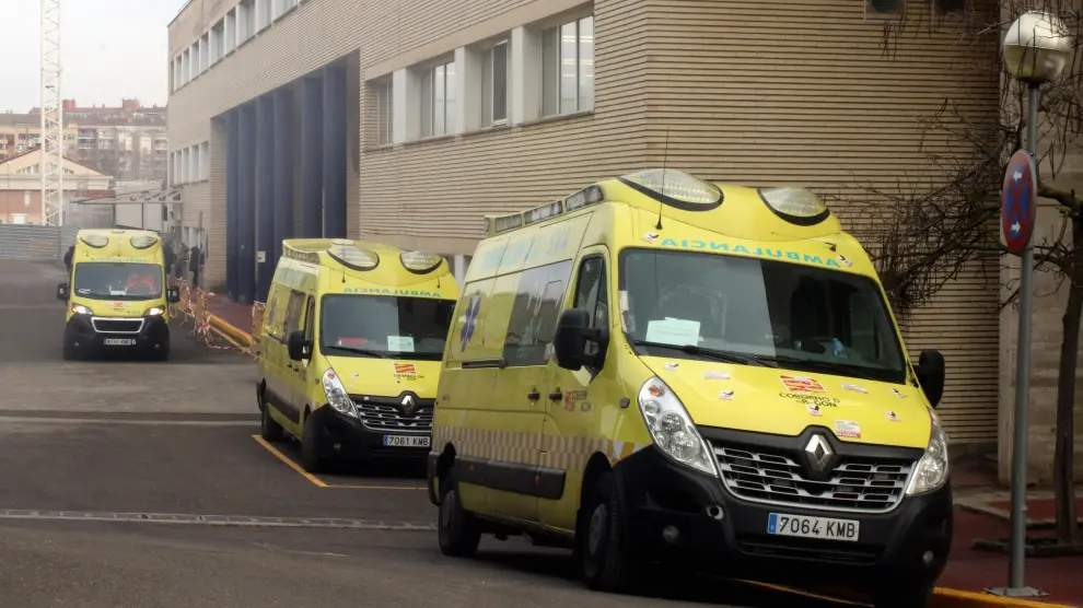 Ambulancias en la parte posterior del Hospital Universitario San Jorge de Huesca.