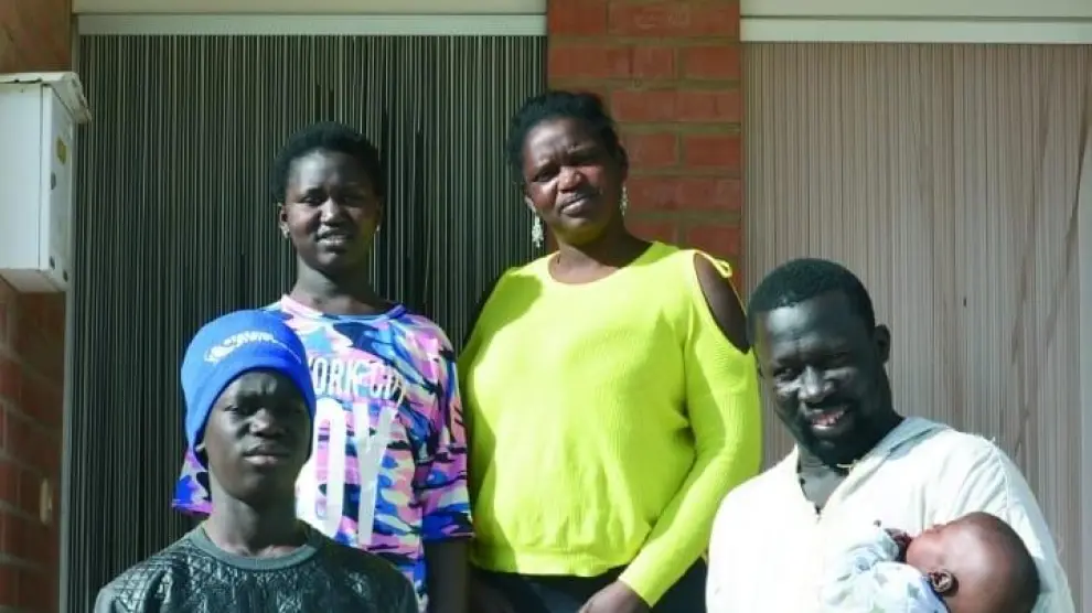 La familia Sow delante de su casa en Vencillón.