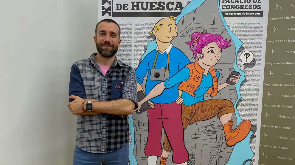 Pablo Nadal, junto al cartel de la próxima edición del Congreso de Periodismo de Huesca.