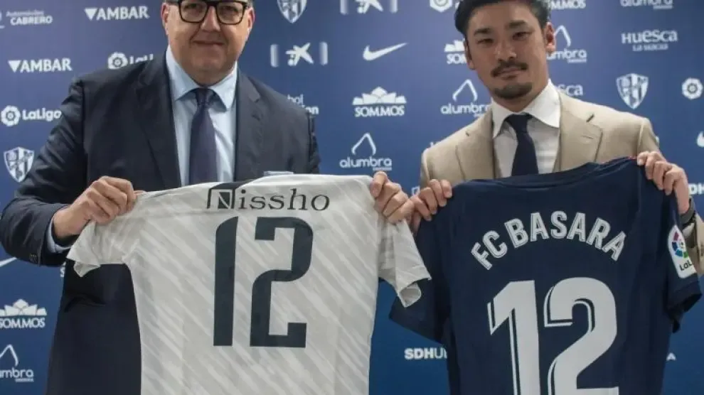 Manolo Torres, presidente de la SD Huesca, posa junto a Oka Ryouchi, director general del FC Basara.