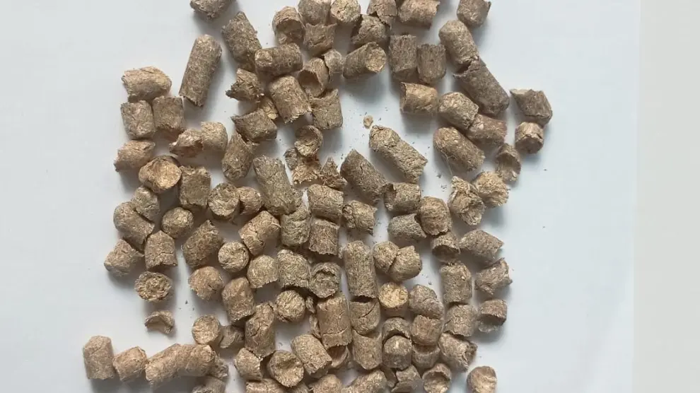 Detalle de los pellets de paja listos para su venta y distribución.