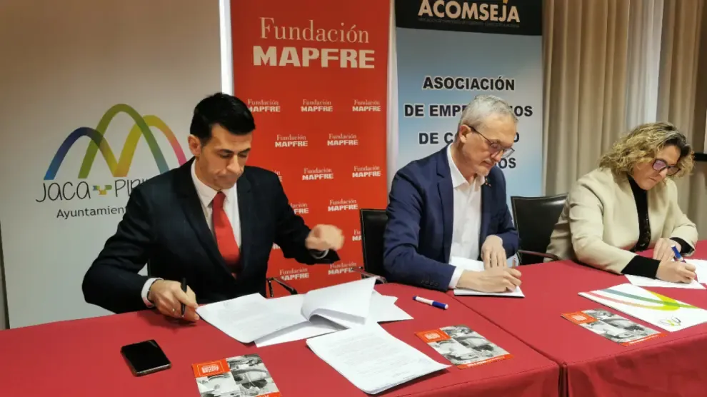 Representantes de Ayuntamiento de Jaca, Fundación Mapfre y Acomseja durante la firma del convenio para impulsar y fomentar la integración laboral de personas con discapacidad.