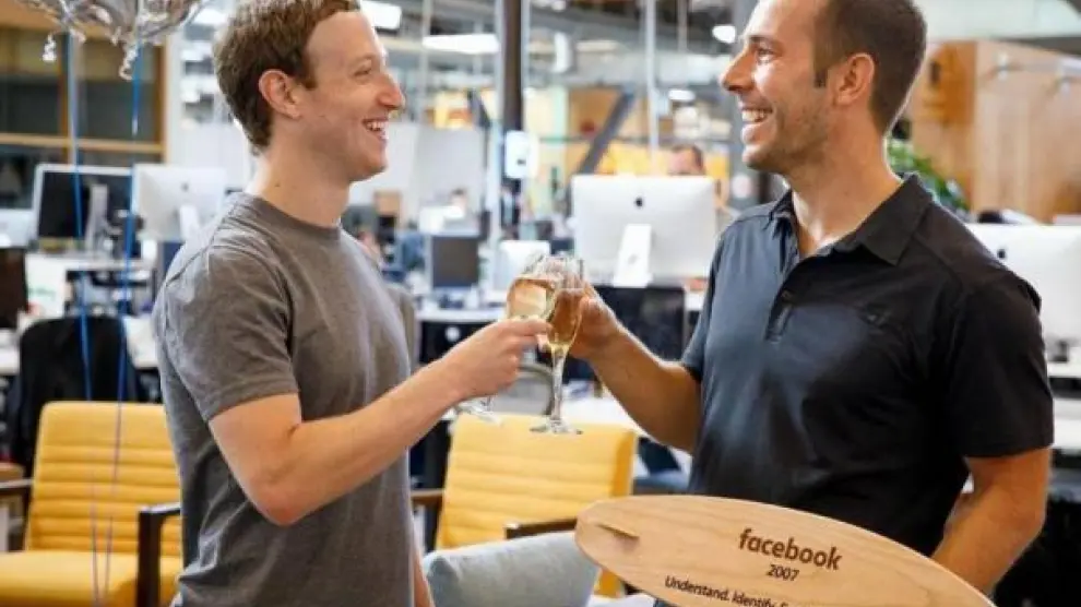Javier Oliván junto a Mark Zuckerberg.