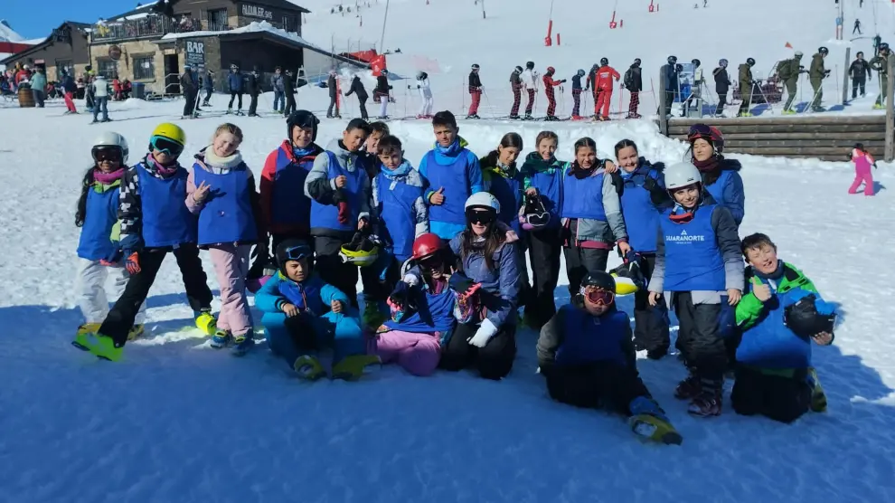 Participantes en la campaña de esquí escolar de Los Monegros.