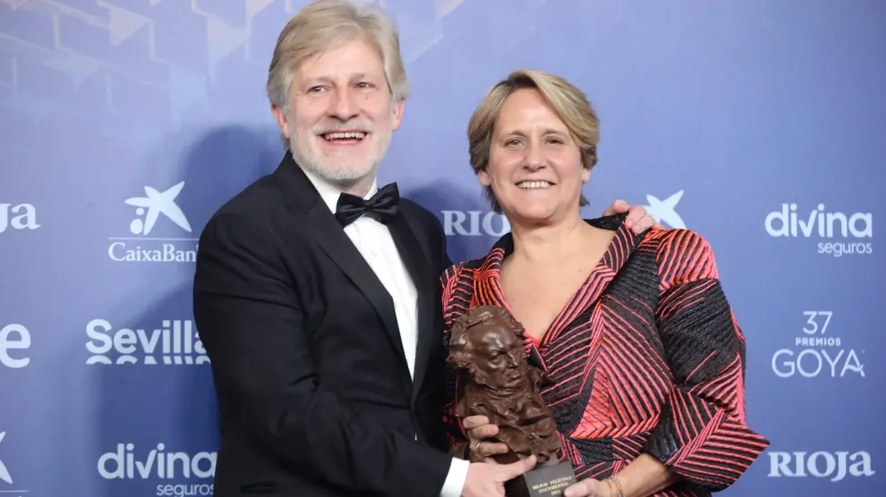 Los ganadores a Mejor Película Documental Paula Labordeta y Gaizka Urresti posan con su premio.