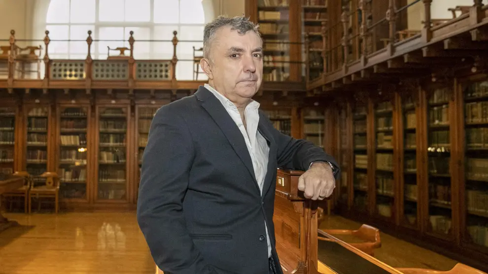 Manuel Vilas en la biblioteca del Paraninfo de la Universidad de Zaragoza.