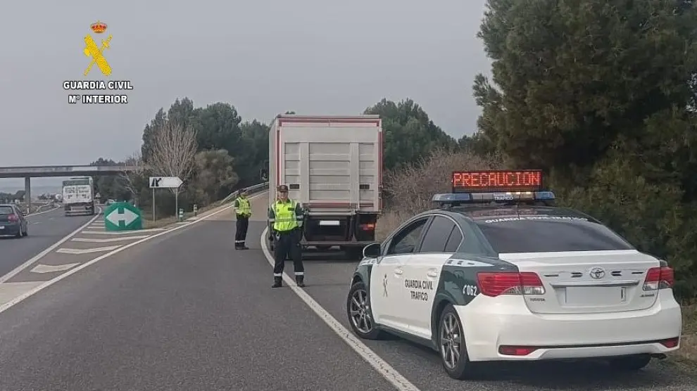 Un momento de la investigación realizada por la Guardia Civil al conductor del camión.