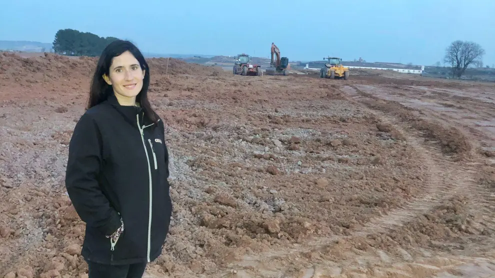 Sara Ibarz está acondicionando el terreno que ha comprado para dedicarlo a plantar melocotones y paraguayos.