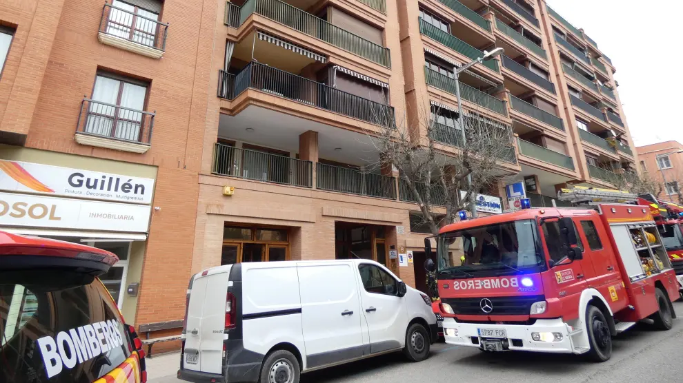 Bomberos acuden a sofocar un incendio originado en el cuarto de contadores de un edificio, en Barbastro.