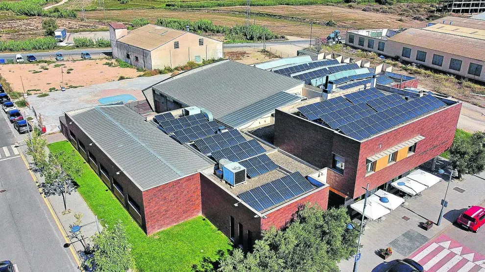 La Comarca de la Litera instaló en el techo del Centro Cultural y Juvenil de Binéfar un gran número de placas solares.