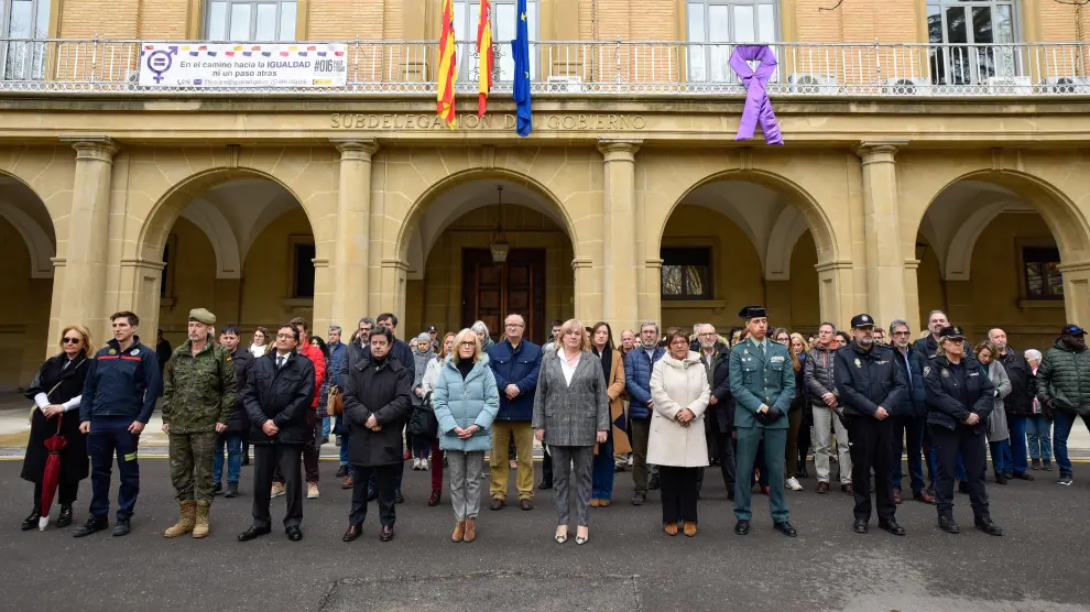 Minuto de silencio frente a la Subdelegación del Gobierno en Huesca.
