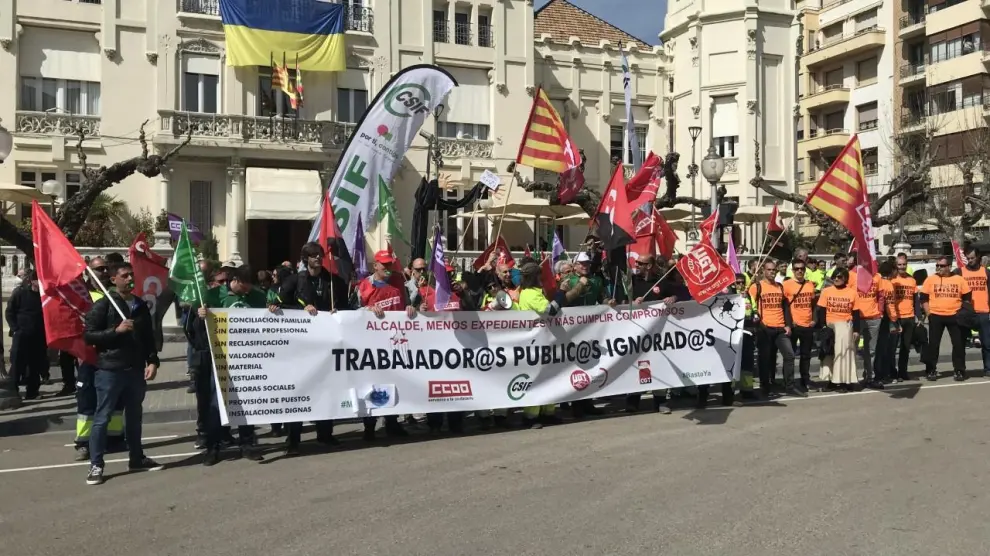 La protesta en la plaza de Navarra de Huesca este martes.