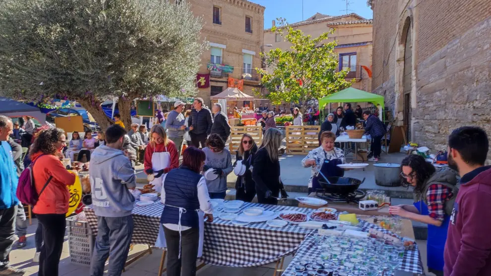 Ambiente que ha presentado este sábado la localidad de San Esteban de Litera por la Feria de Artesanía y Mercado de las Flores.