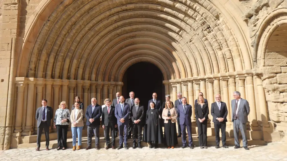 Integrantes del Consejo de Gobierno con el presidente aragonés Javier Lambán a la cabeza este martes en Sijena.