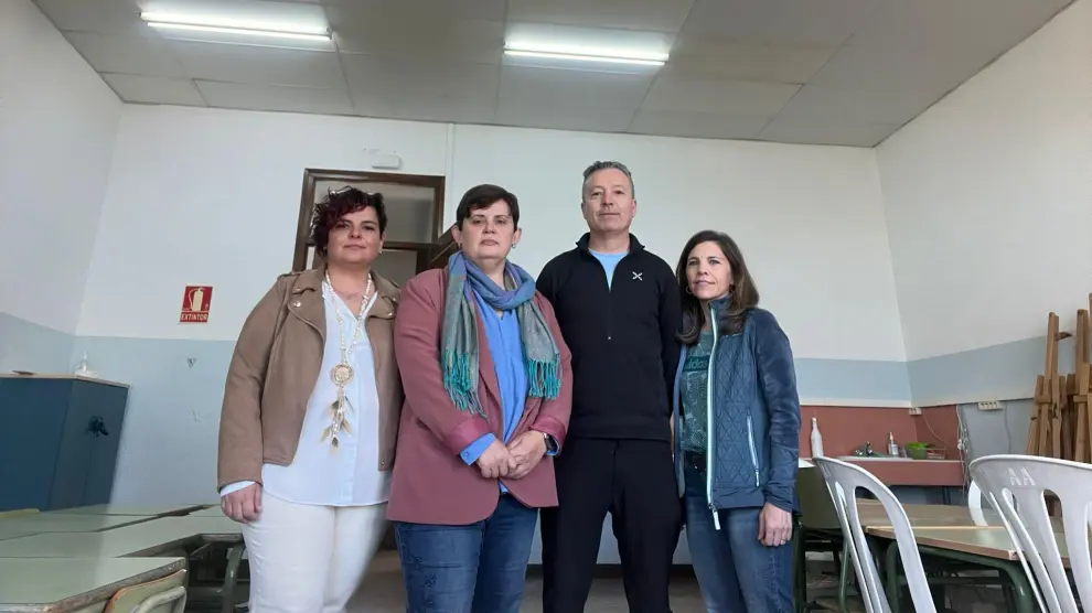 Autoridades en el interior del aula del futuro de Almudévar.