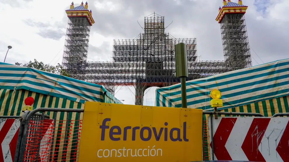 Trabajadores de Ferrovial en el montaje de la Feria de Abril en Sevilla.
