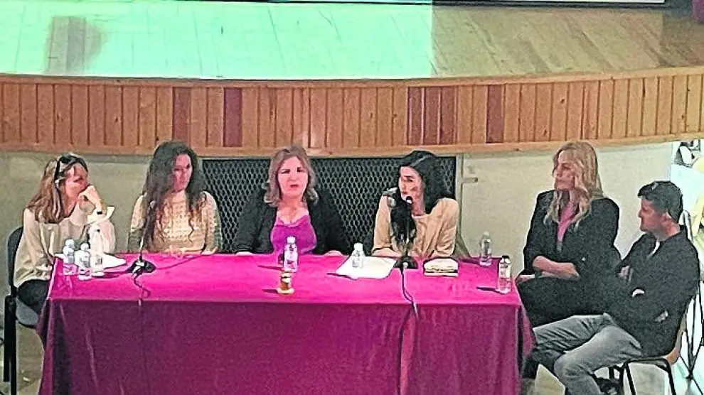 Mesa con los participantes en el acto celebrado en Almudévar el jueves pasado.