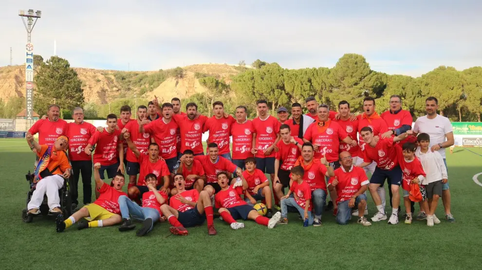 Jugadores, equipo técnico y directiva de la Unión Deportiva Fraga.