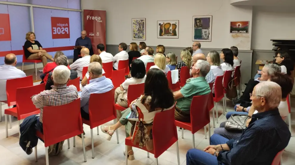 Momento del encuentro en la sede del PSOE Fraga