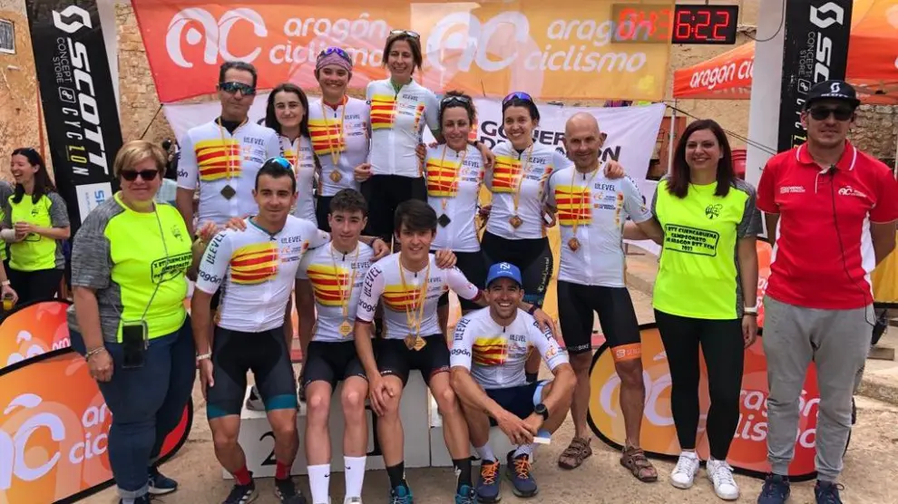 Foto de familia de los campeones de Aragón en distancia maratón.
