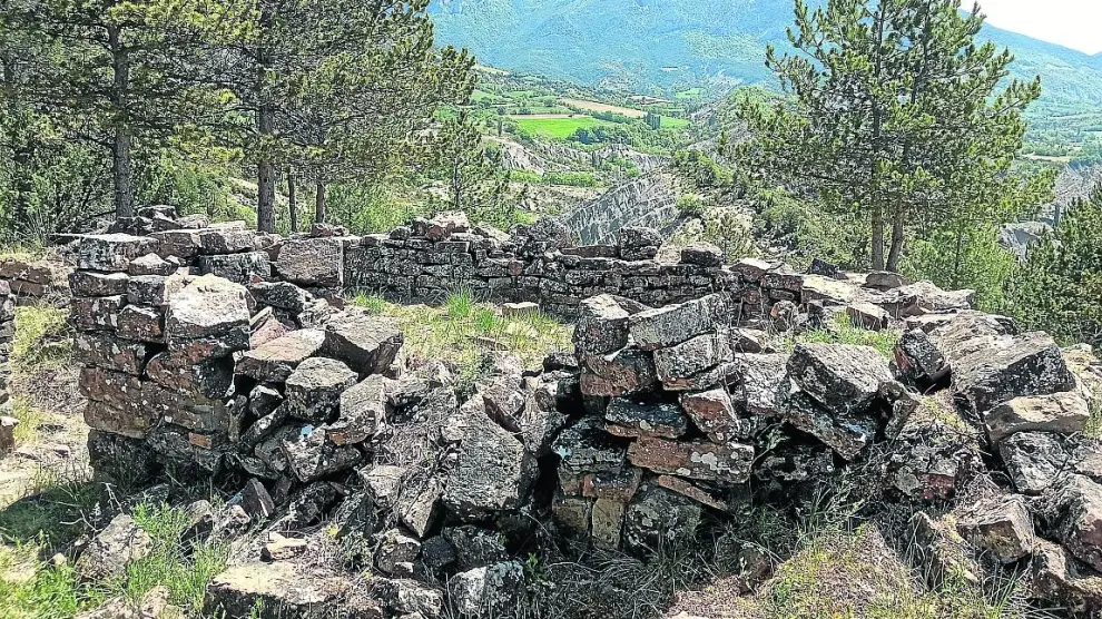Ruinas de la fortaleza de Castell de Sin, datadas de finales del siglo IX.
