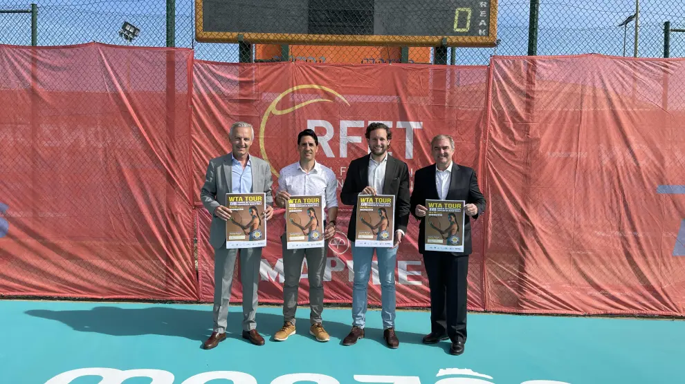 Michel Irigaray, Eliseo Martín, Isaac Claver y Miguel Palazón posan con el cartel del torneo.